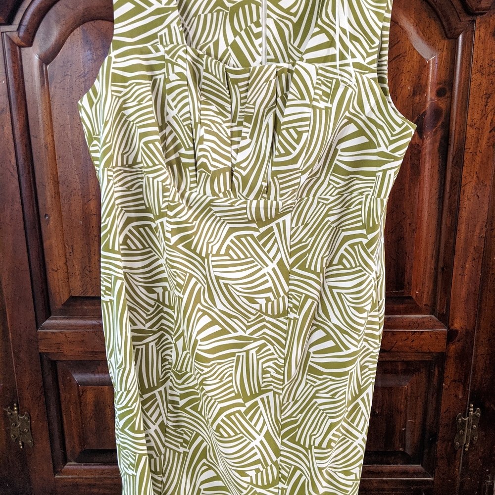 Beautiful dress hits just below the knee